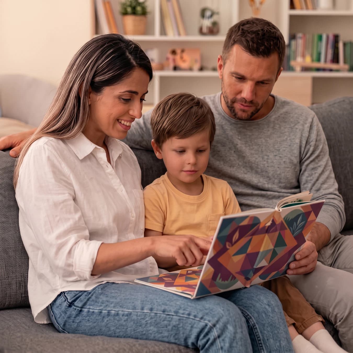 Família pesquisando profissionais na plataforma